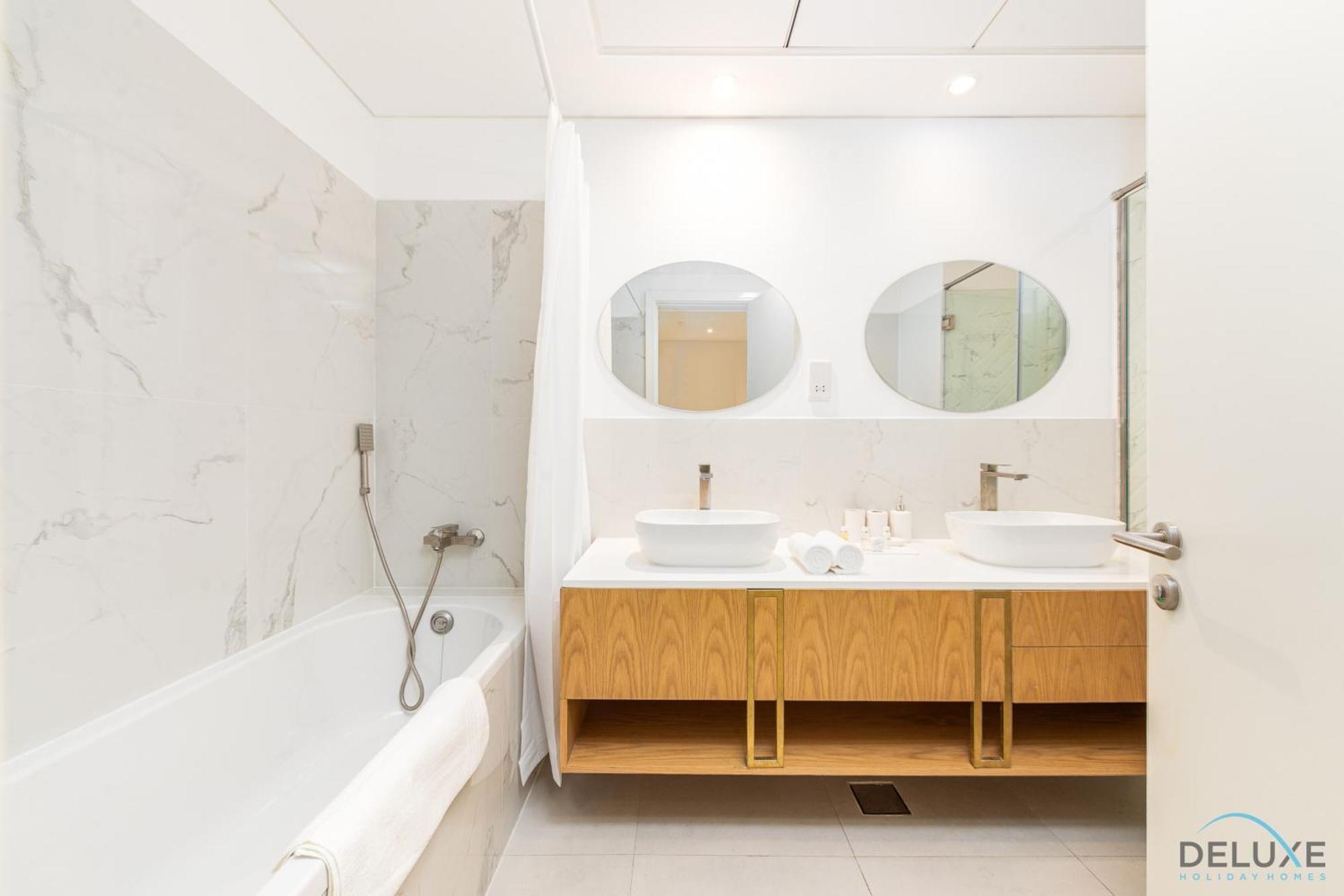 Exquisite 2br With Assistant At Marina Towers Marina By Deluxe Homes *
